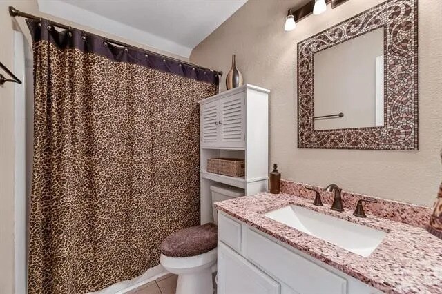 Hallway bathroom - 1207 Old Knoll Dr