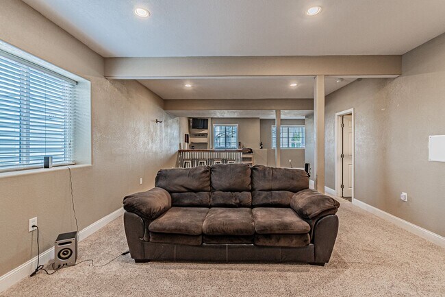 Building Photo - Spacious 5BD, 4BA Castle Rock Home with Fi...