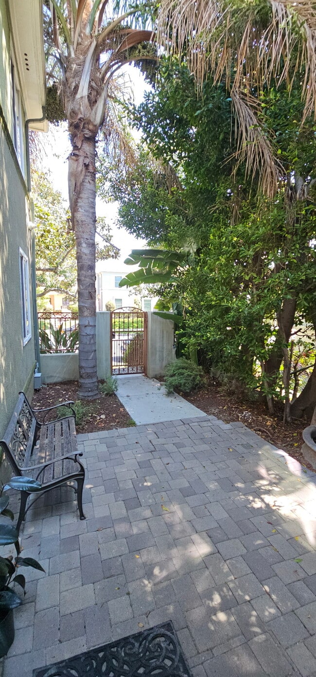 Building Photo - 449 S Doheny Dr