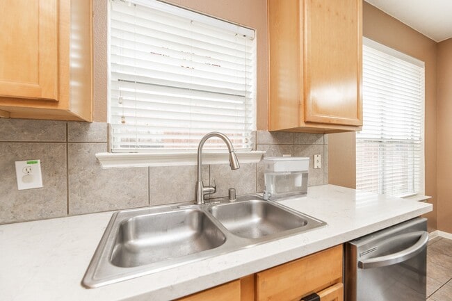 Building Photo - 6451 Applewood Forest Dr