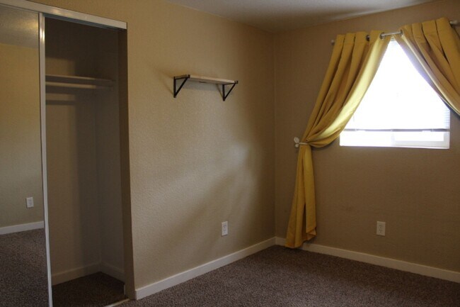 Building Photo - 3 BR/ 1 BA Ranch home in Commerce City!