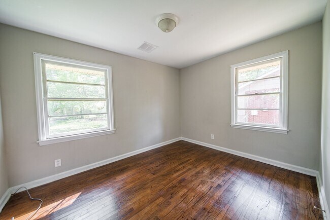 Building Photo - Nice 3 Bedroom/1 Bath Home with Bonus Room!