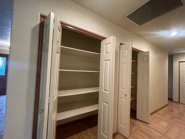 Building Photo - Occupied until Dec 1st Do Not Disturb Tenants!! Wonderful Home 3 bed 2 bath with a Great Yard & V...