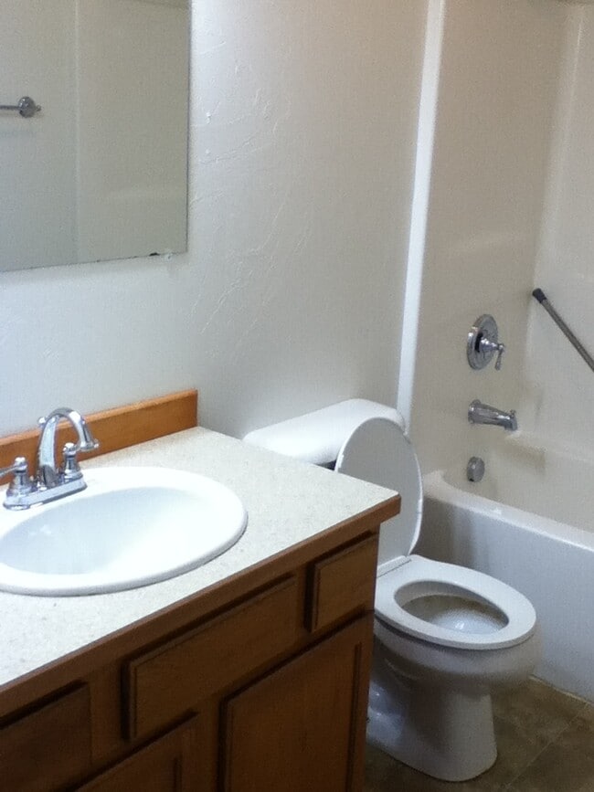 Building Photo - 4 Bedroom 2 Bathroom House - Close to MSU Campus