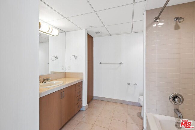 Building Photo - 13700 Marina Pointe Dr