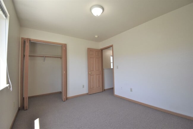 Building Photo - 3Bed 1.5Ba Townhouse with GARAGE! Great Location!