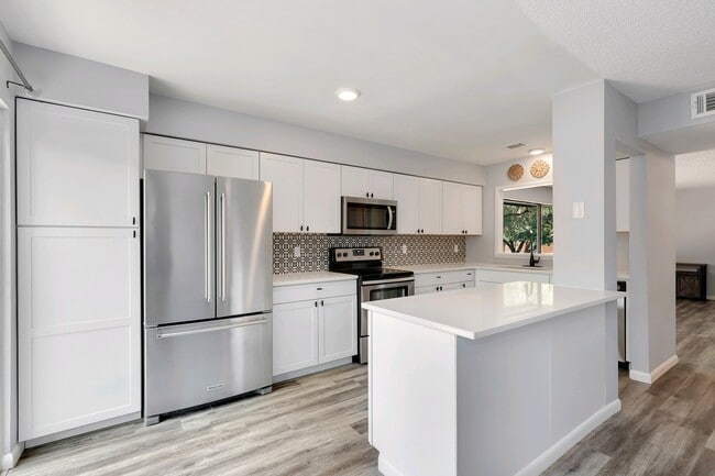 Building Photo - 1311 S Sable Blvd