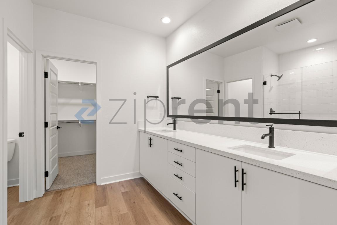 Building Photo - Unit