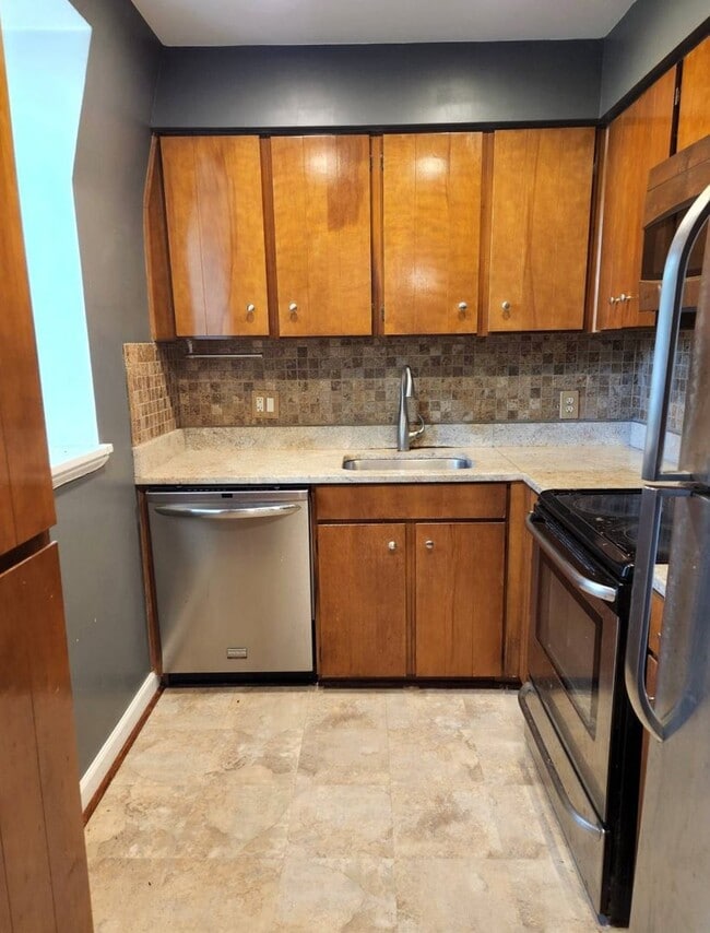 Building Photo - "Coming Soon "Top Floor 1/1 with Updated K...