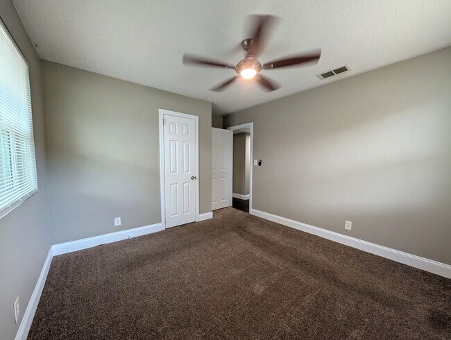 Building Photo - AVAILABLE NOW!! 3/1 Updated and Ready for a move-in!