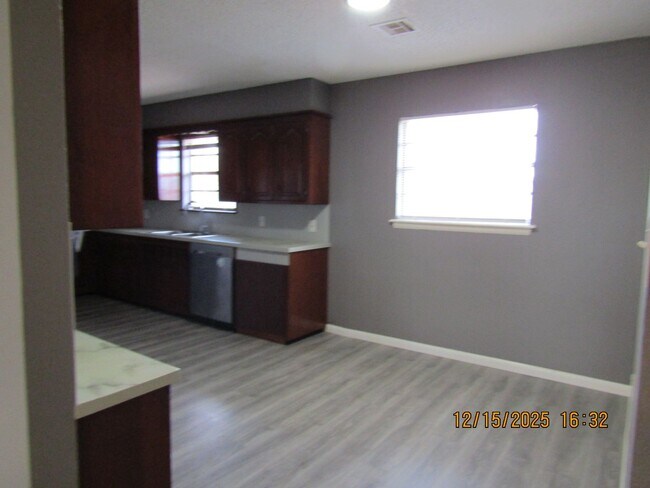 Building Photo - Nice home in the Woodland Hills Area!