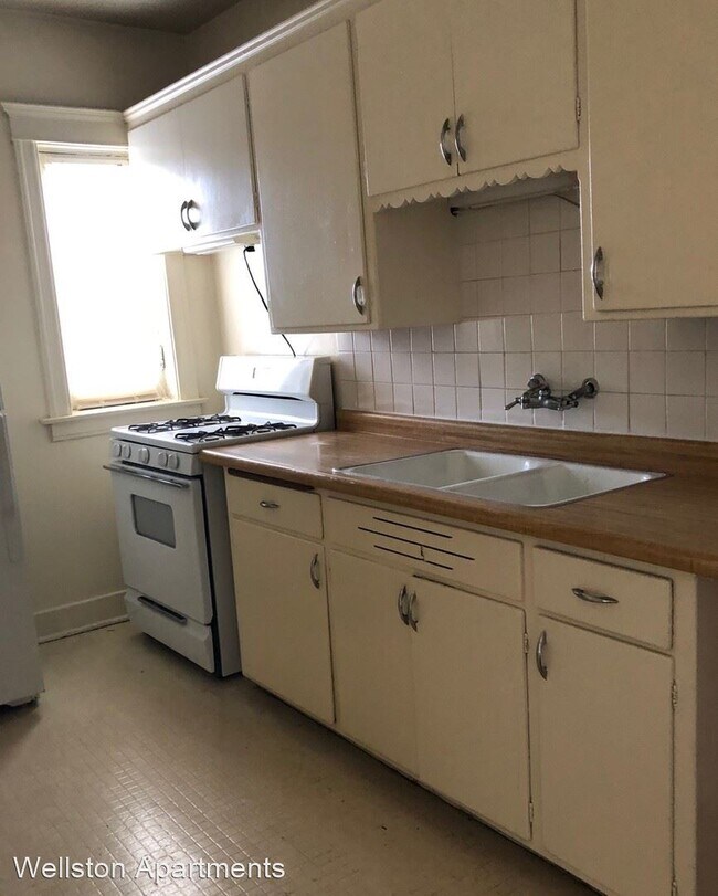 Primary Photo - 2563 N Farwell Ave