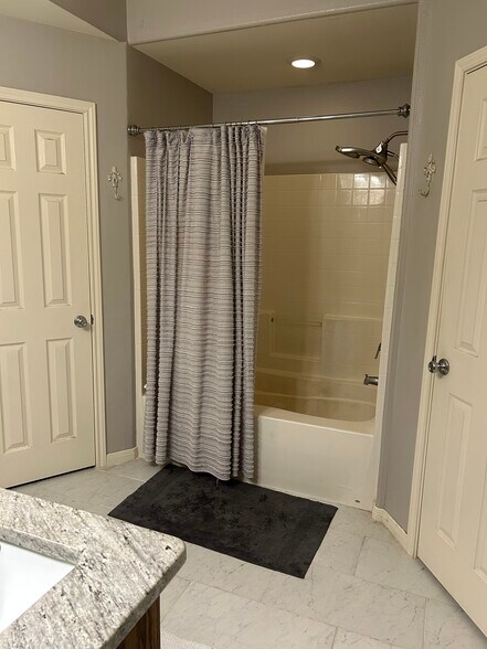 Master bath…double closets, large tub w/upgraded shower head - 411 Mason Cir