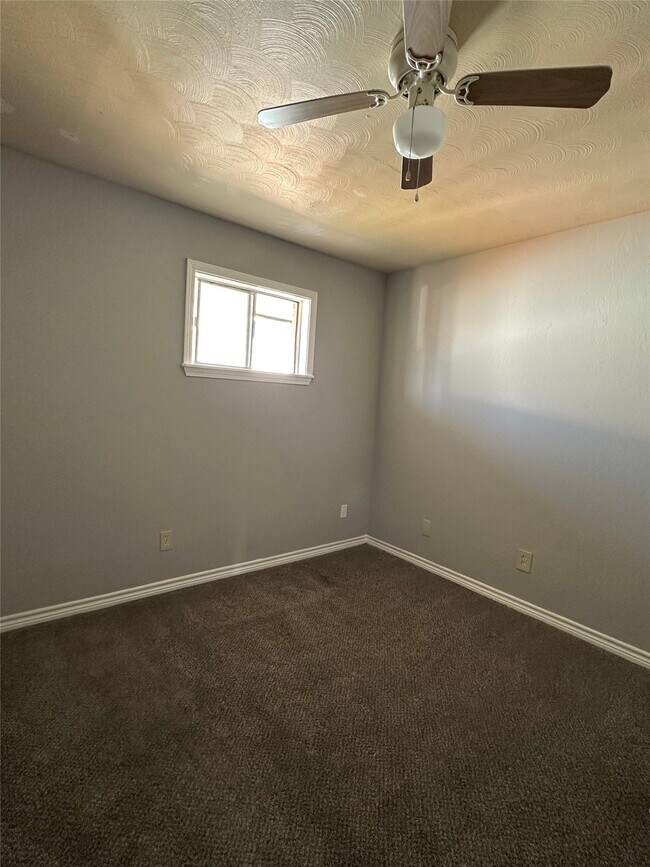 Building Photo - 516 Holiday Dr