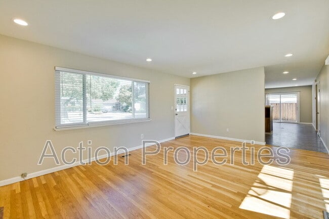 Building Photo - 1062 Kelly Dr