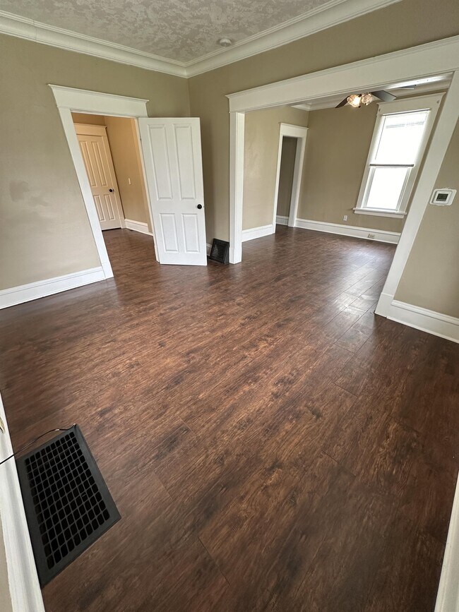 Building Photo - 708 4th Ave S