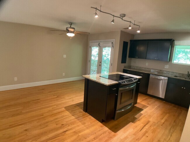 Building Photo - Gorgeous 2 Bed Condo in the heart of Carrboro!