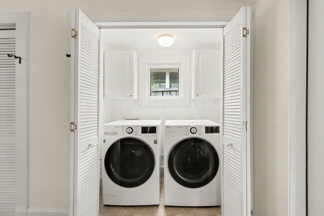 Building Photo - 409 Oakdale Rd NE