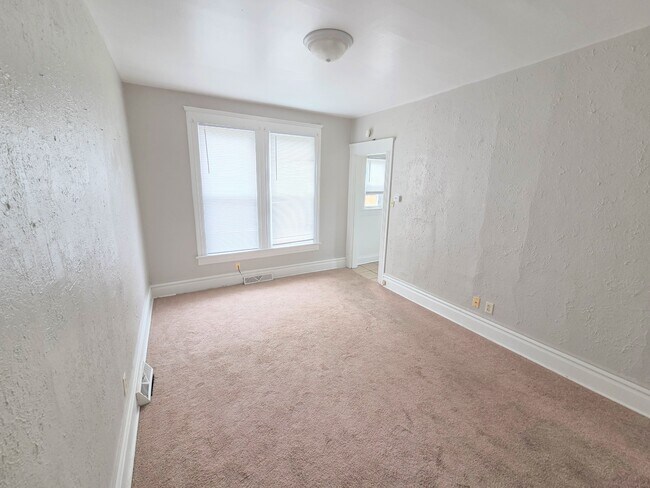 Building Photo - 215 W Masterson Ave
