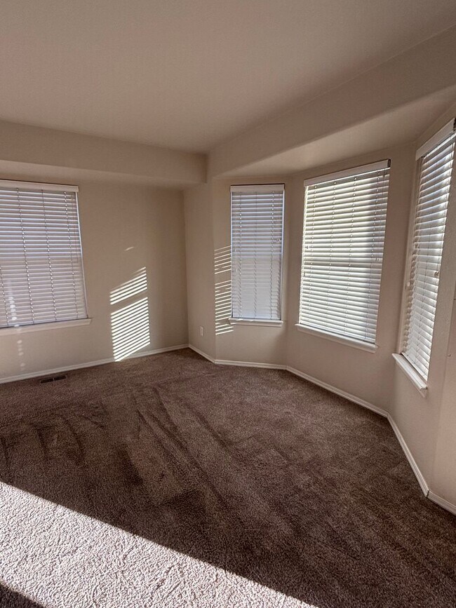 Building Photo - 4 Bedroom, 2.5 Bath Townhome in Greeley