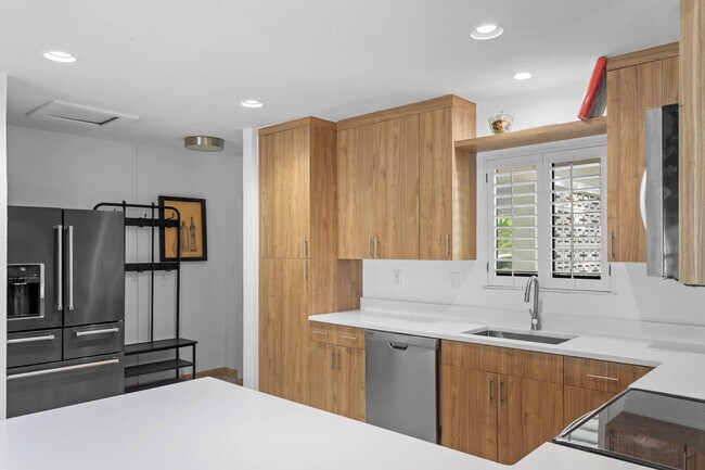 Building Photo - 715 NE 25th Ave