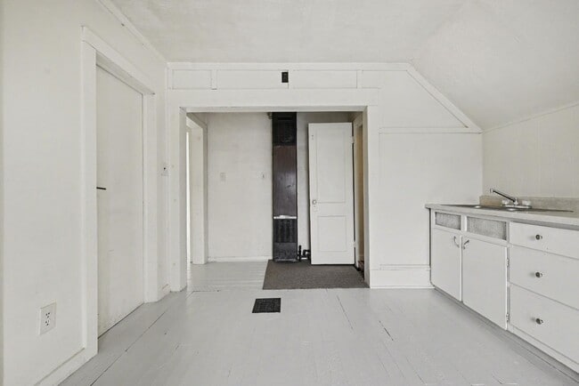 Building Photo - 121 S Clay St