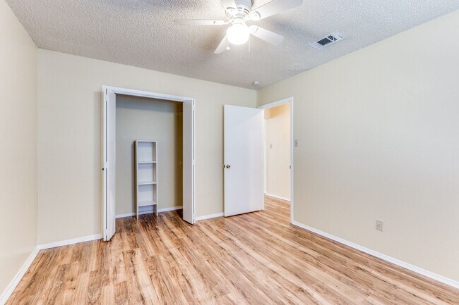 Building Photo - Dynamite Duplex in Arlington
