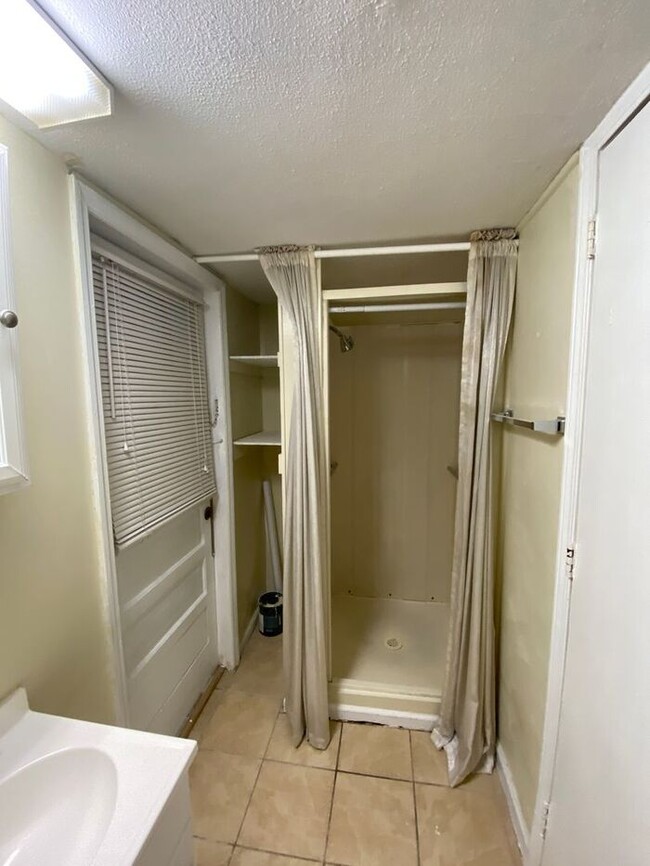 Building Photo - Cottage home, 5 minutes to Wrightsville Be...