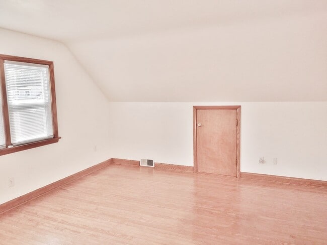 Building Photo - 4 Bed / 2 Bath Single Family Home