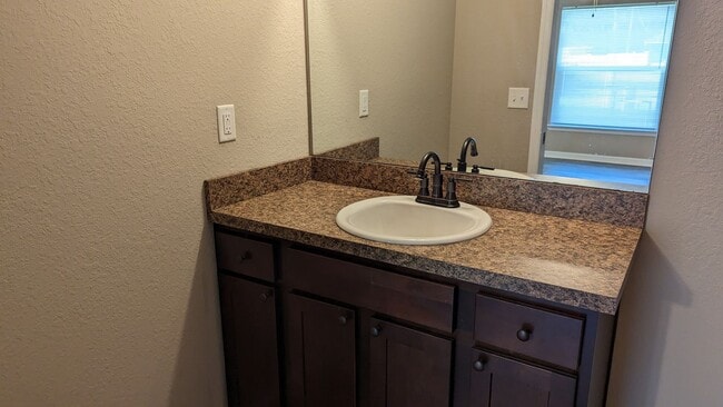 Building Photo - 4 Bedroom 2 Bath in Summerfield Florida