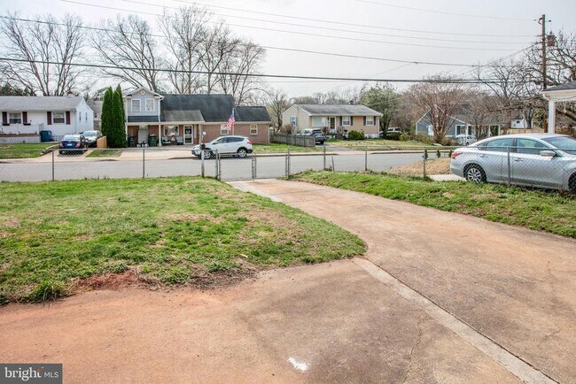 Building Photo - 232 Cabbel Dr