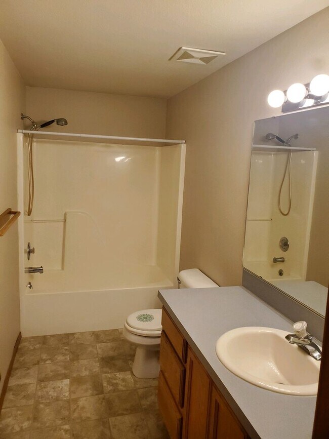 Building Photo - **PENDING APP**Beautiful 3 Bed 2.5 Bath in Lacey