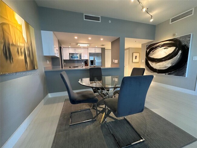 Building Photo - 1800 N Bayshore Dr