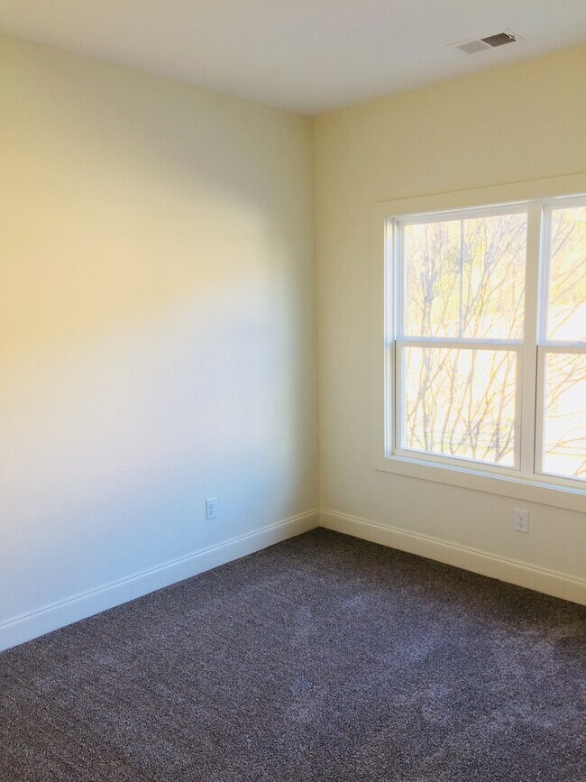 Building Photo - Luxury Town Homes