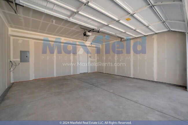 Building Photo - End Unit - 3BD 2.5 BA 2GA - Modern Living