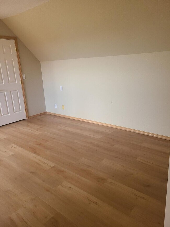 Building Photo - Spacious In-Town Home Near the High School