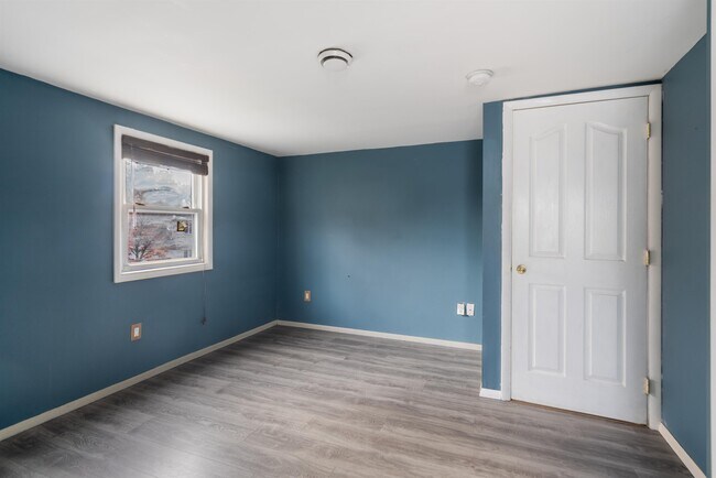 Building Photo - 689 2nd St