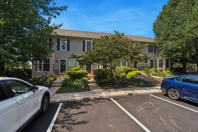 Building Photo - Spacious 3 Bedroom, 2.5 Bath Townhouse in ...