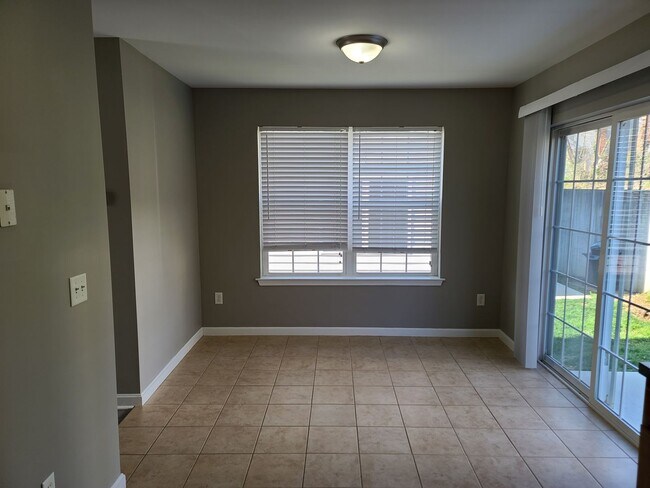 Building Photo - 3 bedroom,  2 1/2 bath town home in Waynesboro PA END UNIT