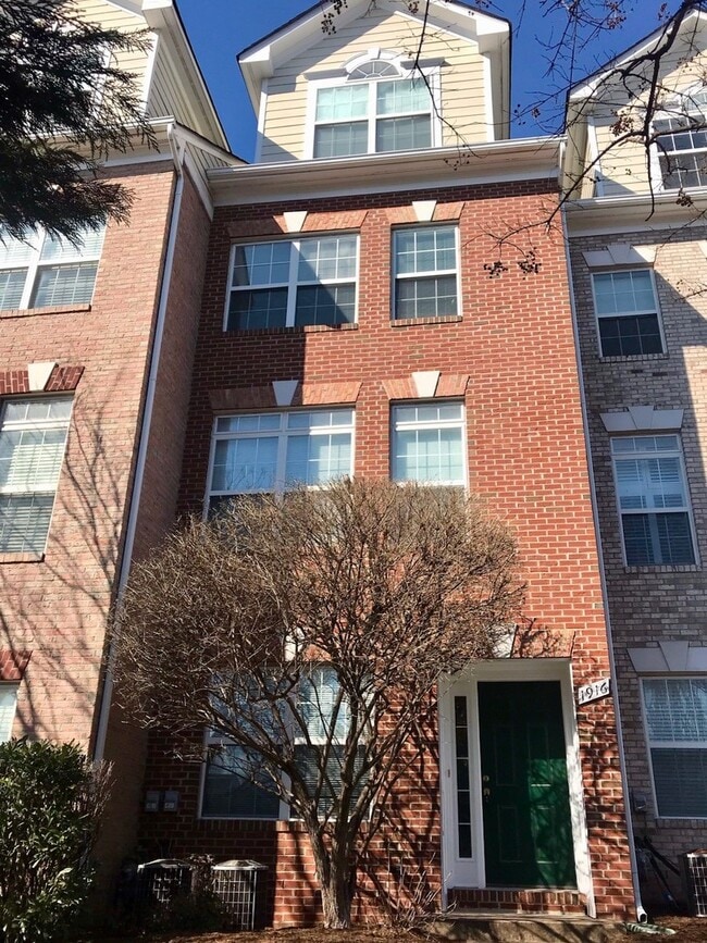 Building Photo - 4 Story Arlington Home / With Garage Parking in Stellar Location!
