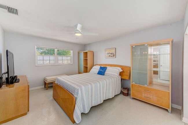 Building Photo - 3-Bedroom, 2-Bath Seminole Home – Fully Furnished & Move-In Ready!