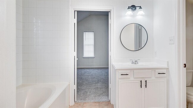 Building Photo - 827 Forest Ivy Ln