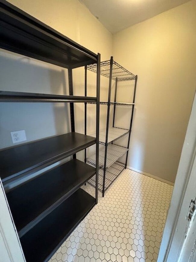 Building Photo - 1906 Hoyt Ave