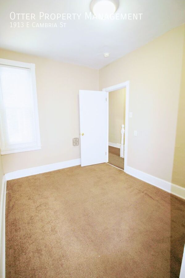 Building Photo - 1913 E Cambria St