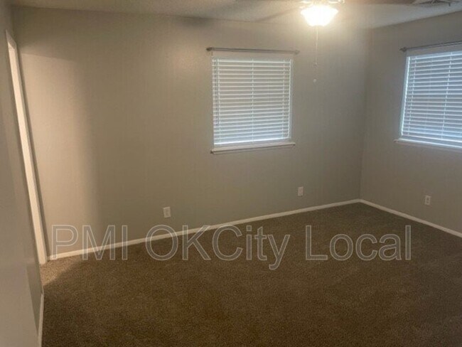 Building Photo - 3708 N Eagle Ln