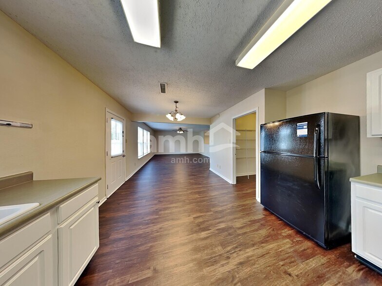 Building Photo - 10350 Lee Stewart Ln