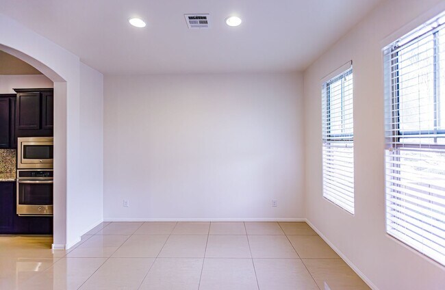 Building Photo - 4 Bedroom home located in Mountain's Edge