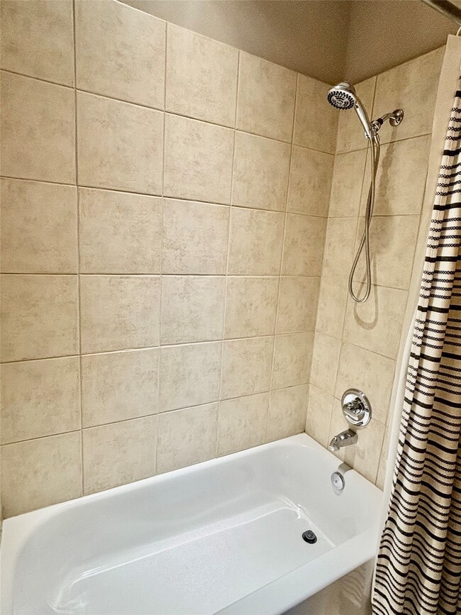 Building Photo - 919 W 15th St