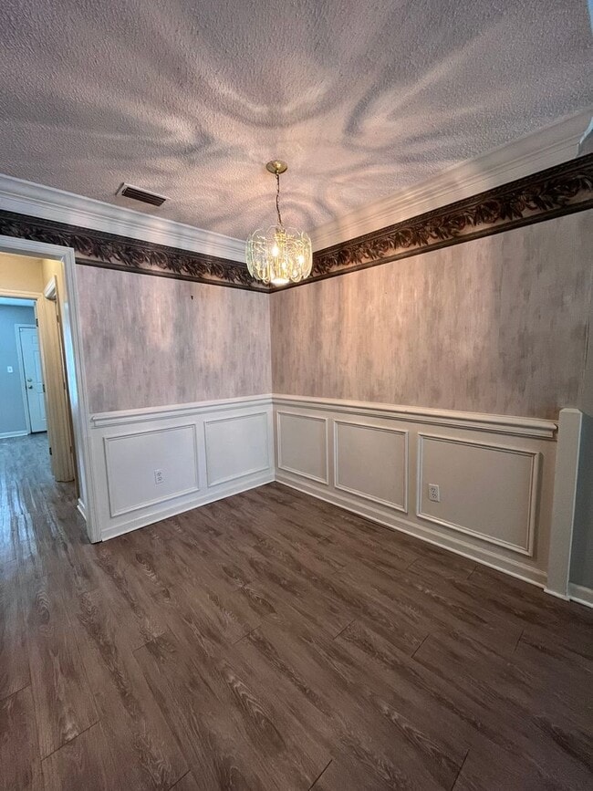 Building Photo - 3 BR/ 2 BA townhome located in Lakeshore E...