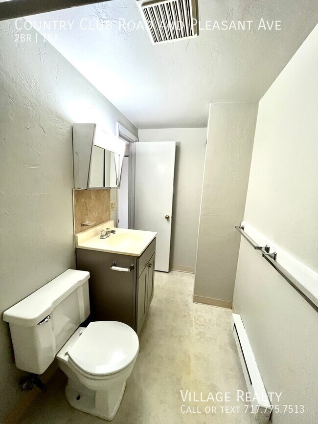 Building Photo - 605 Country Club Rd